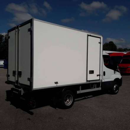 Iveco Daily Chassis Cabine OPTION HAYON - 12M3 140 CV RJ CAISSE CAZAUX GROUPE CARRIER XARIOS 350 3,5 T